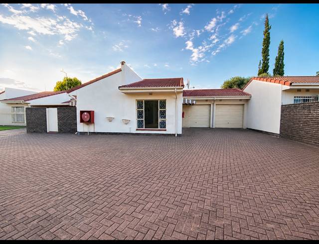3 BEDROOM TOWNHOUSE FOR SALE IN THREE RIVERS